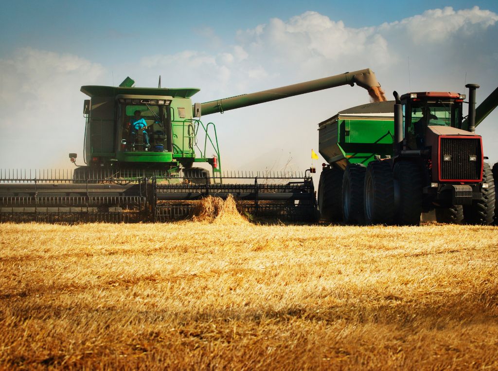 Quando trocar trator agrícola: Modelos modernos oferecem tecnologia avançada, motores mais potentes e melhor ergonomia. 