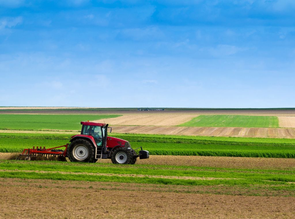 Para saber o que observar em máquina agrícola usada, é essencial verificar o estado do motor, sistema hidráulico, pneus, estrutura e documentação.