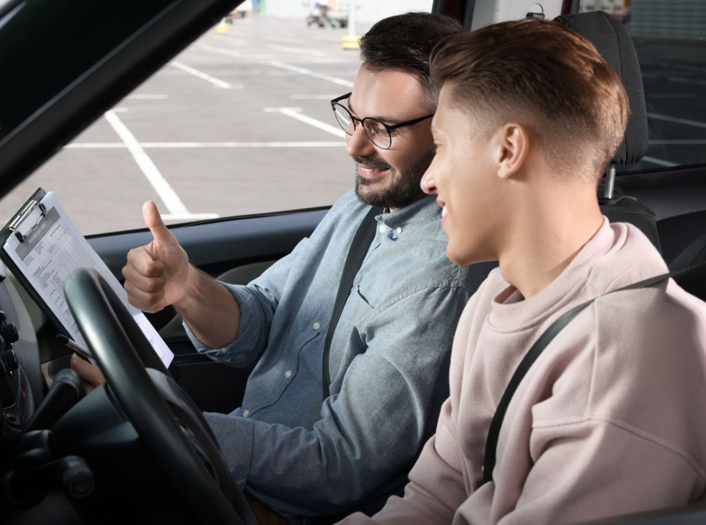 O fim da obrigatoriedade na autoescola traz pontos positivos e negativos que afetam tanto os futuros motoristas quanto a sociedade em geral.