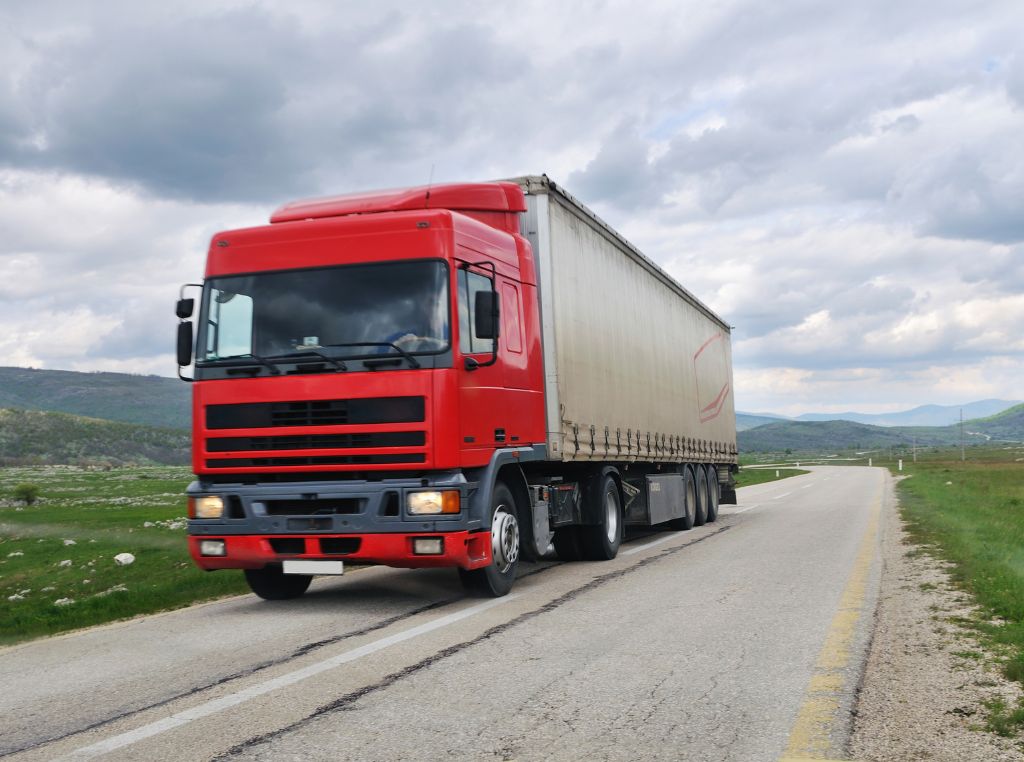 O caminhão usado para construção pesada ideal é aquele com tração 6x2 ou 6x4, chassi reforçado e alta capacidade de carga, como os modelos Mercedes-Benz 1620 e 1113.