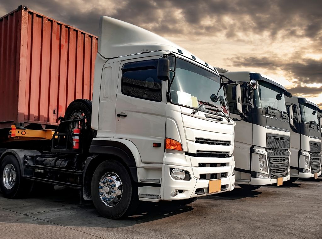 O caminhão usado para construção pesada ideal é aquele com tração 6x2 ou 6x4, chassi reforçado e alta capacidade de carga, como os modelos Mercedes-Benz 1620 e 1113.