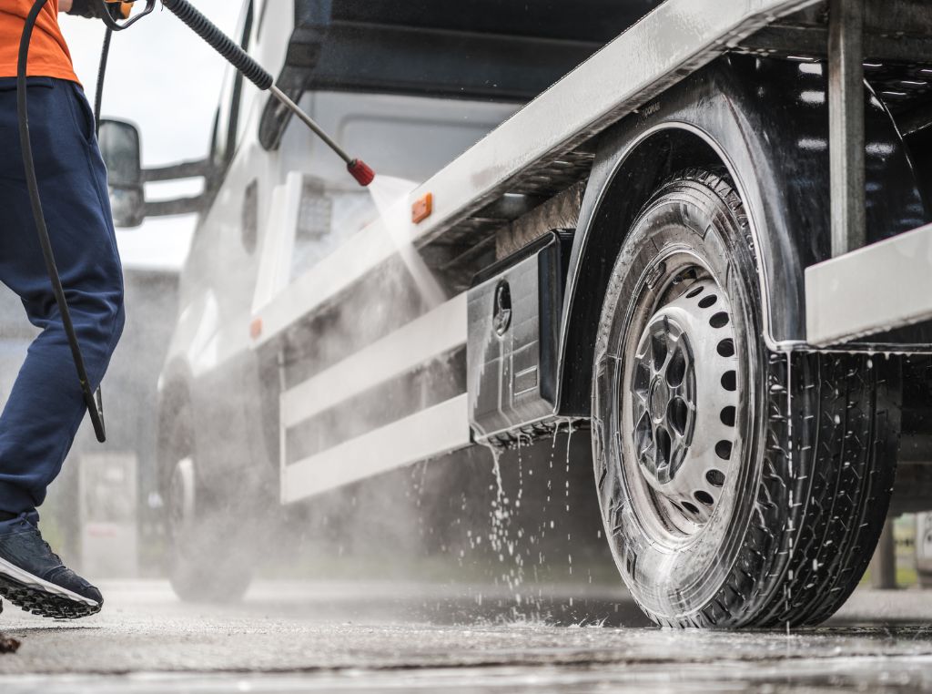 O caminhão usado para construção pesada ideal é aquele com tração 6x2 ou 6x4, chassi reforçado e alta capacidade de carga, como os modelos Mercedes-Benz 1620 e 1113.