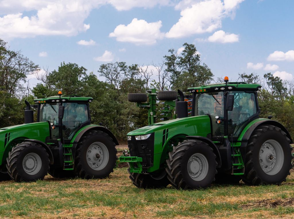 O custo total de propriedade de máquina agrícola inclui todos os gastos fixos e variáveis associados ao uso e manutenção do equipamento ao longo do tempo. Entender como ele funciona no dia a dia da manutenção de máquinas pesadas é extremamente importante.