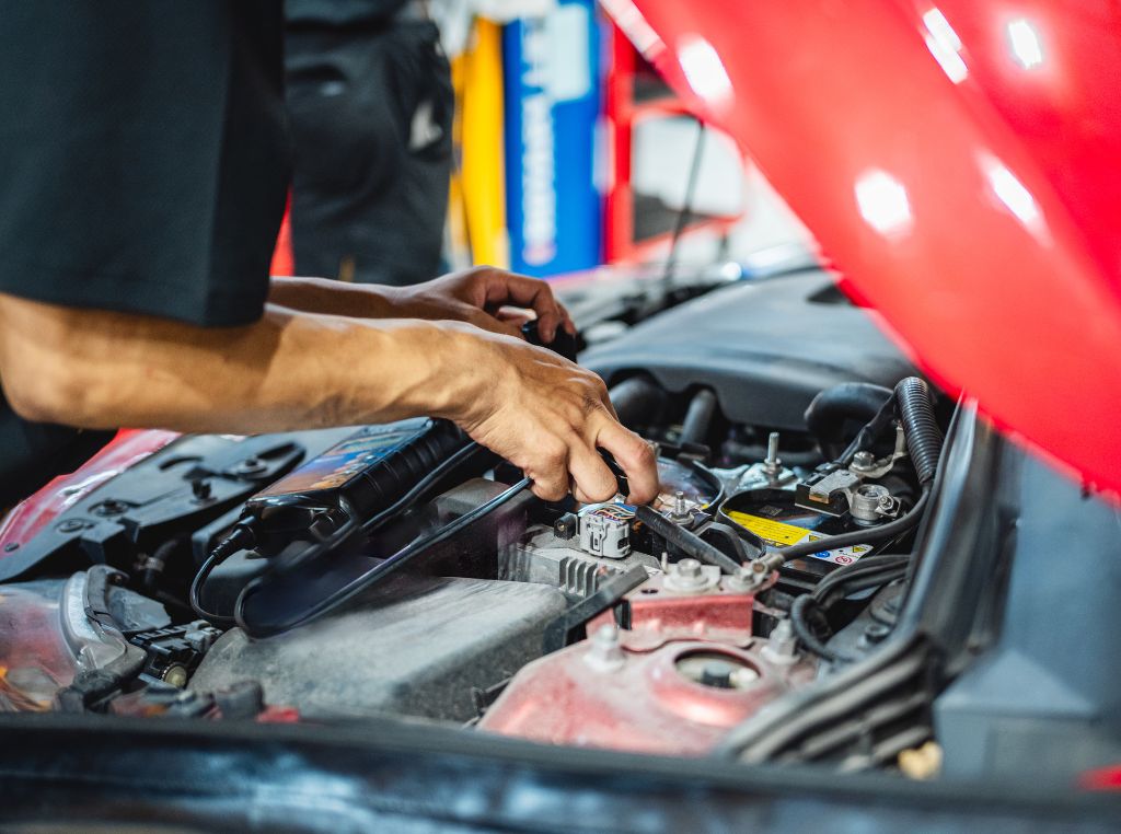 Para a modernização de caminhão antigo, é essencial avaliar a estrutura do veículo, substituir componentes desgastados (como motor, freios e suspensão), adicionar tecnologias como GPS e sensores, e seguir as normas do CONTRAN.