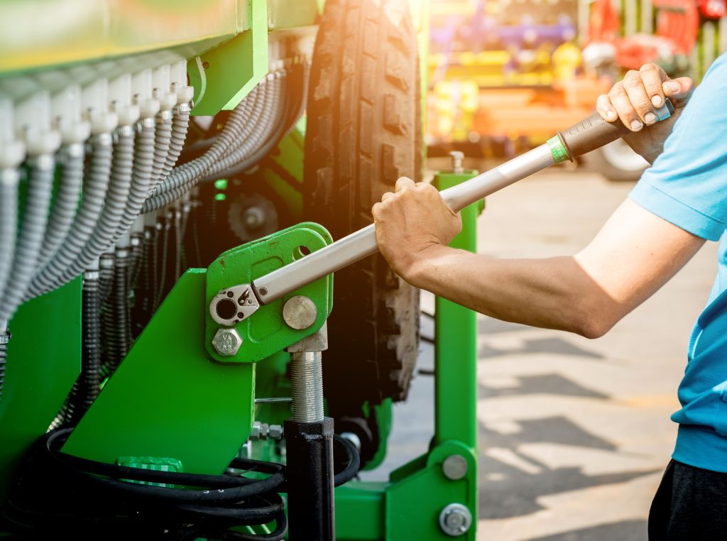 Retrofit de máquina agrícola antiga é o processo de modernização de tratores e equipamentos usados por meio da substituição ou adição de componentes tecnológicos, como sensores, painéis digitais e sistemas hidráulicos atualizados.