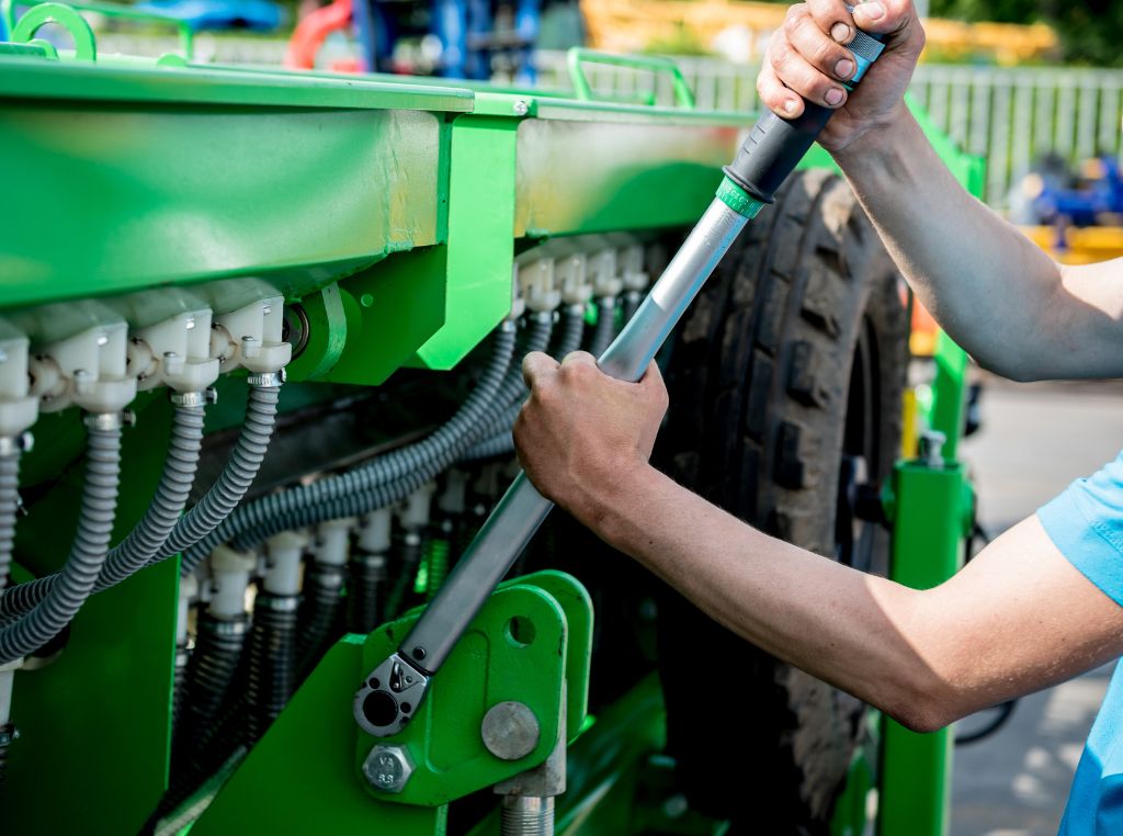 Retrofit de máquina agrícola antiga é o processo de modernização de tratores e equipamentos usados por meio da substituição ou adição de componentes tecnológicos, como sensores, painéis digitais e sistemas hidráulicos atualizados.