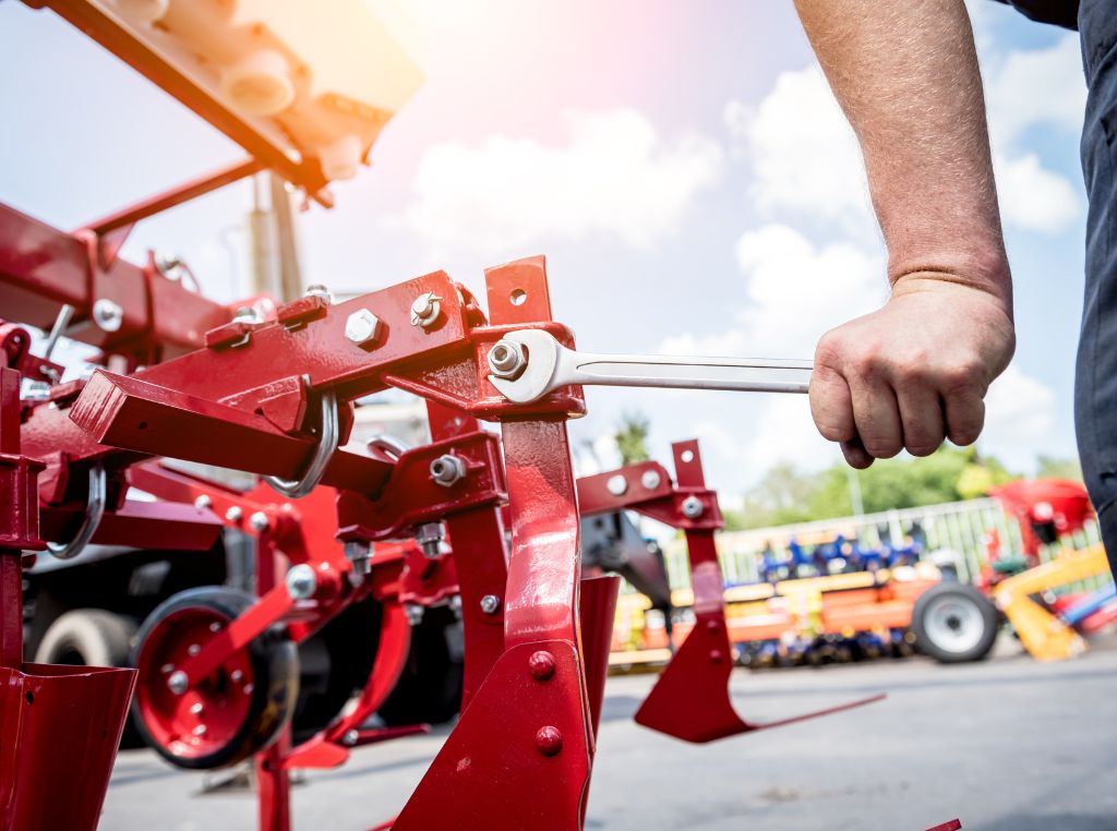 Retrofit de máquina agrícola antiga é o processo de modernização de tratores e equipamentos usados por meio da substituição ou adição de componentes tecnológicos, como sensores, painéis digitais e sistemas hidráulicos atualizados.