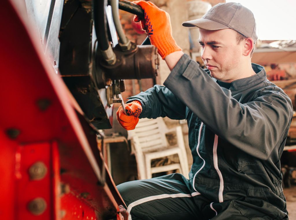 Um trator usado com vida útil estendida pode ultrapassar 15.000 horas com manutenção adequada, uso consciente e reformas estratégicas no maquinário.