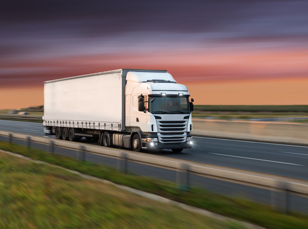 O valor de um caminhão para transporte pesado varia conforme o modelo, ano, estado de conservação e capacidade de carga. 