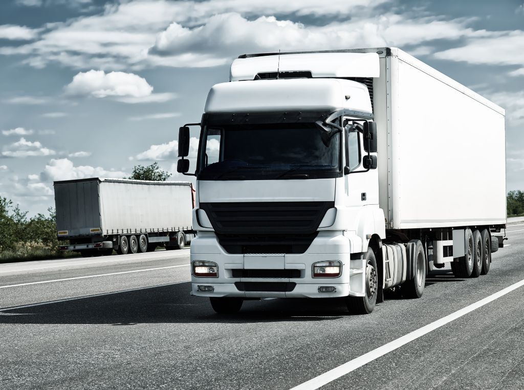 O valor de um caminhão para transporte pesado varia conforme o modelo, ano, estado de conservação e capacidade de carga. 