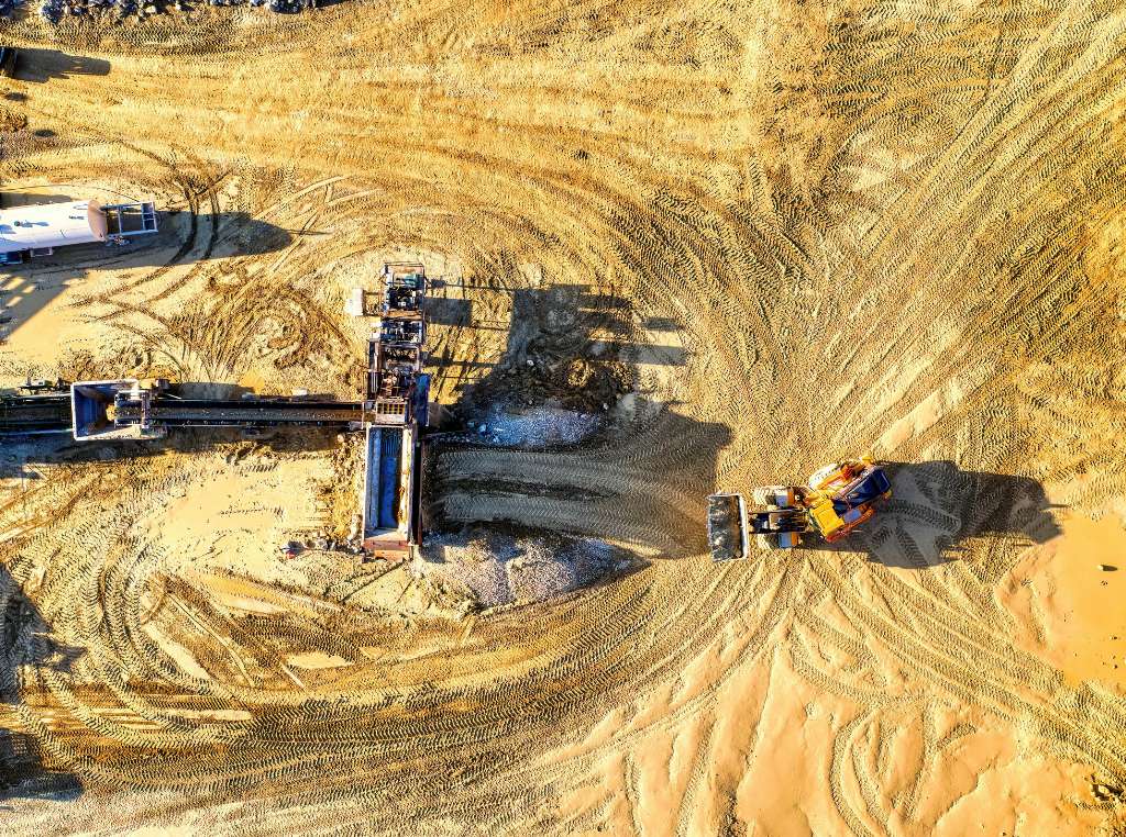As máquinas pesadas na construção civil são equipamentos de grande porte essenciais para terraplanagem, elevação e pavimentação.