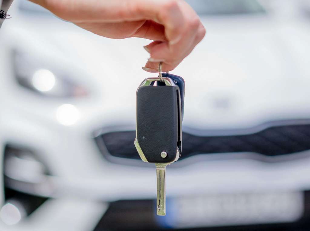 A transferência de veículo pela CNH digital é um processo administrativo validado pelo Denatran que permite a comunicação de venda e a assinatura da ATPV-e diretamente pelo aplicativo Carteira Digital de Trânsito (CDT).