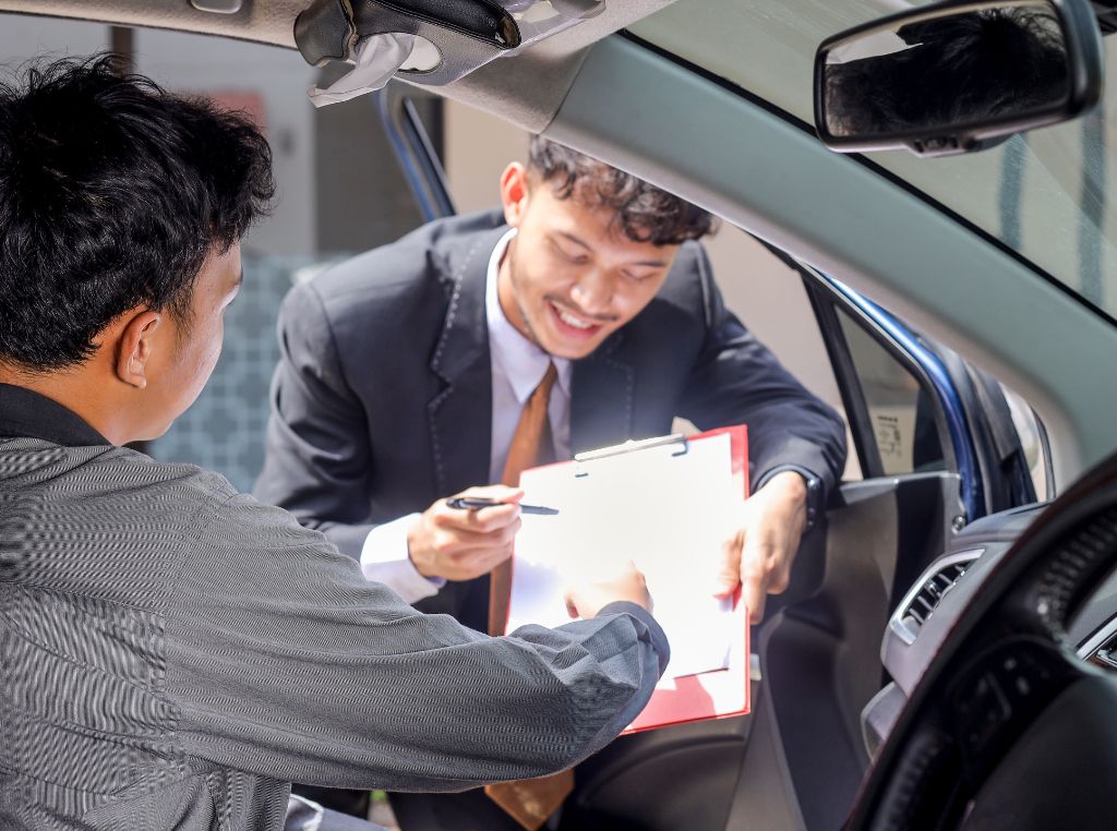 A transferência de veículo pela CNH digital é um processo administrativo validado pelo Denatran que permite a comunicação de venda e a assinatura da ATPV-e diretamente pelo aplicativo Carteira Digital de Trânsito (CDT).