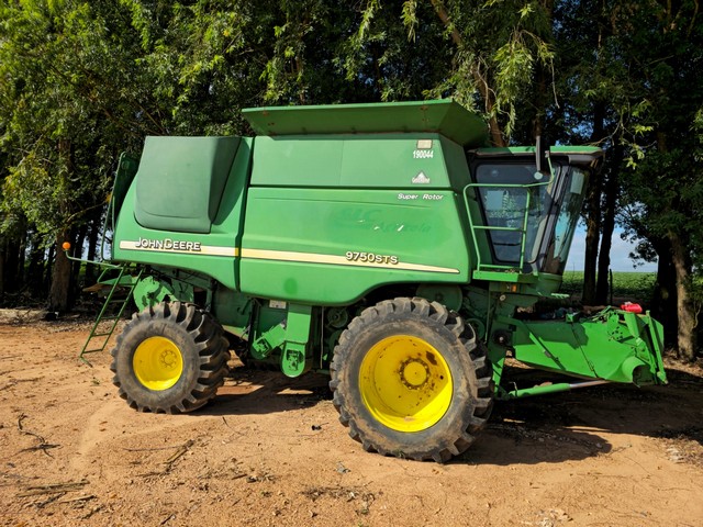 Leilão SLC Agrícola: Colheitadeiras John Deere S680 e 9750, Tratores e Pulverizador com lances a partir de R$ 40 mil!